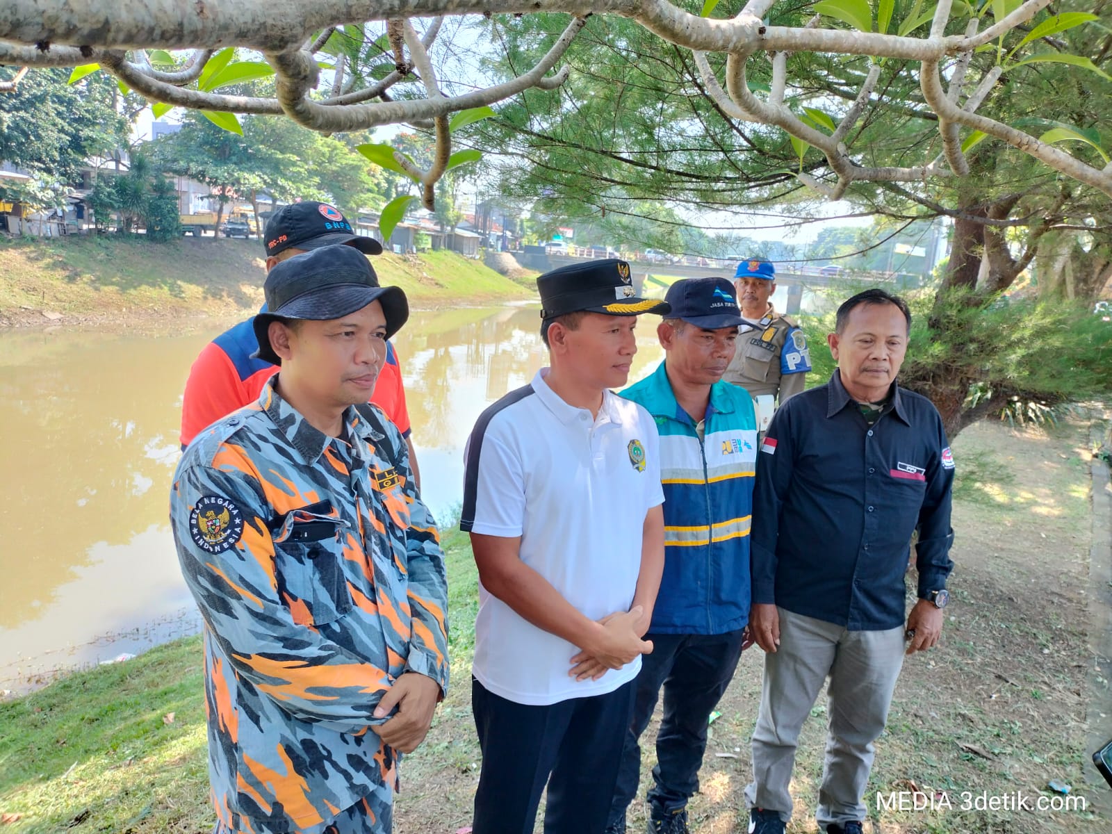 Pembersihan tanaman liar dibantaran kali Ngrowo yang dilakukan LSM Gerakan Masyarakat Bawah Indonesia (GMBI), bersama Distrik Tulungagung