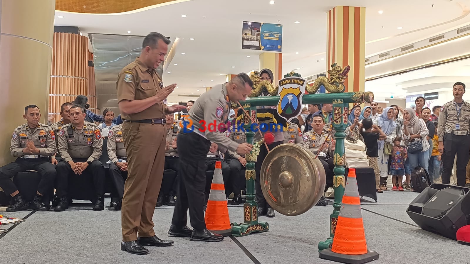 Wadir Lantas Ditlantas Polda Jatim, AKBP Teddy Chandra saat membuka Gebyar Polisi Cilik ditandai dengan pemukulan gong. [3detik.com]