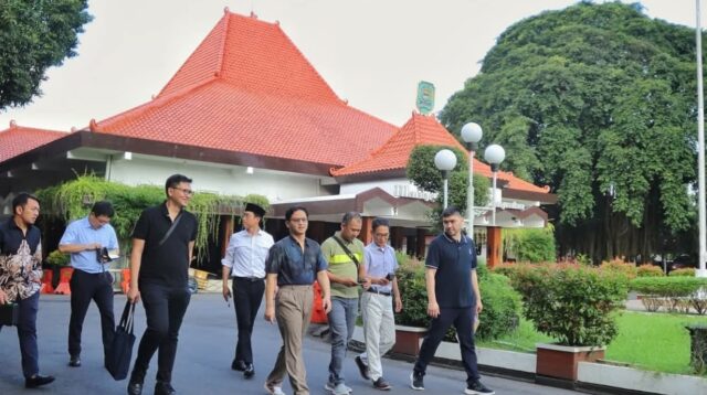Green Blue Corporation melakukan pengukuran partikel udara mulai dari Pendopo Manggala Praja Nugraha Trenggalek, Alun-alun hingga Hutan Kota