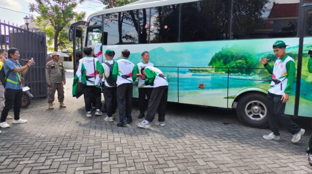 Pemberangkatan para atlit sebanyak 24 pemain sepak bola beserta 7 orang ofisial tersebut dari pendopo rumah dinas wabup Tulungagung