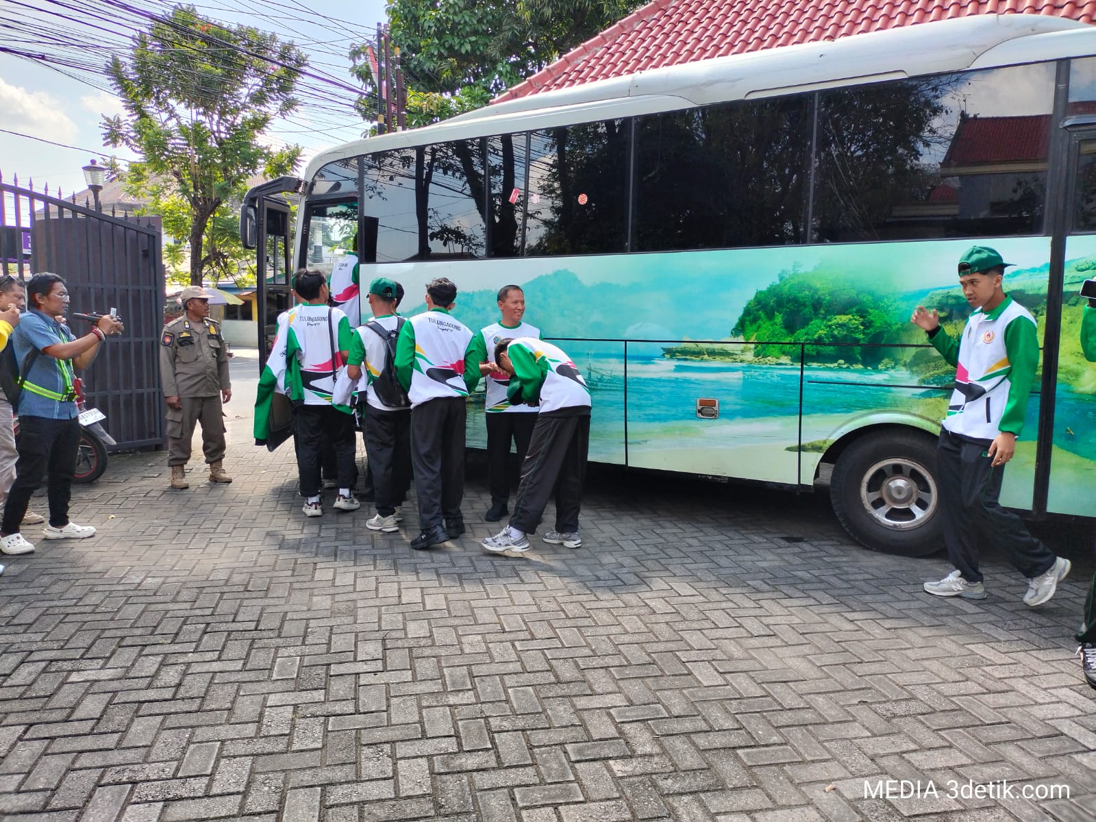 Pemberangkatan para atlit sebanyak 24 pemain sepak bola beserta 7 orang ofisial tersebut dari pendopo rumah dinas wabup Tulungagung