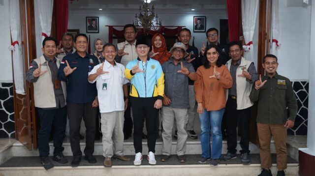 Tim Verivikator Lapang Lomba Wana Lestari di Pendopo Manggala Praja Nugraha, Bupati Trenggalek, Mochamad Nur Arifin menyampaikan banyak terinspirasi dari upaya yang dilakukan oleh Ari dalam menjaga kelestarian lingkungan