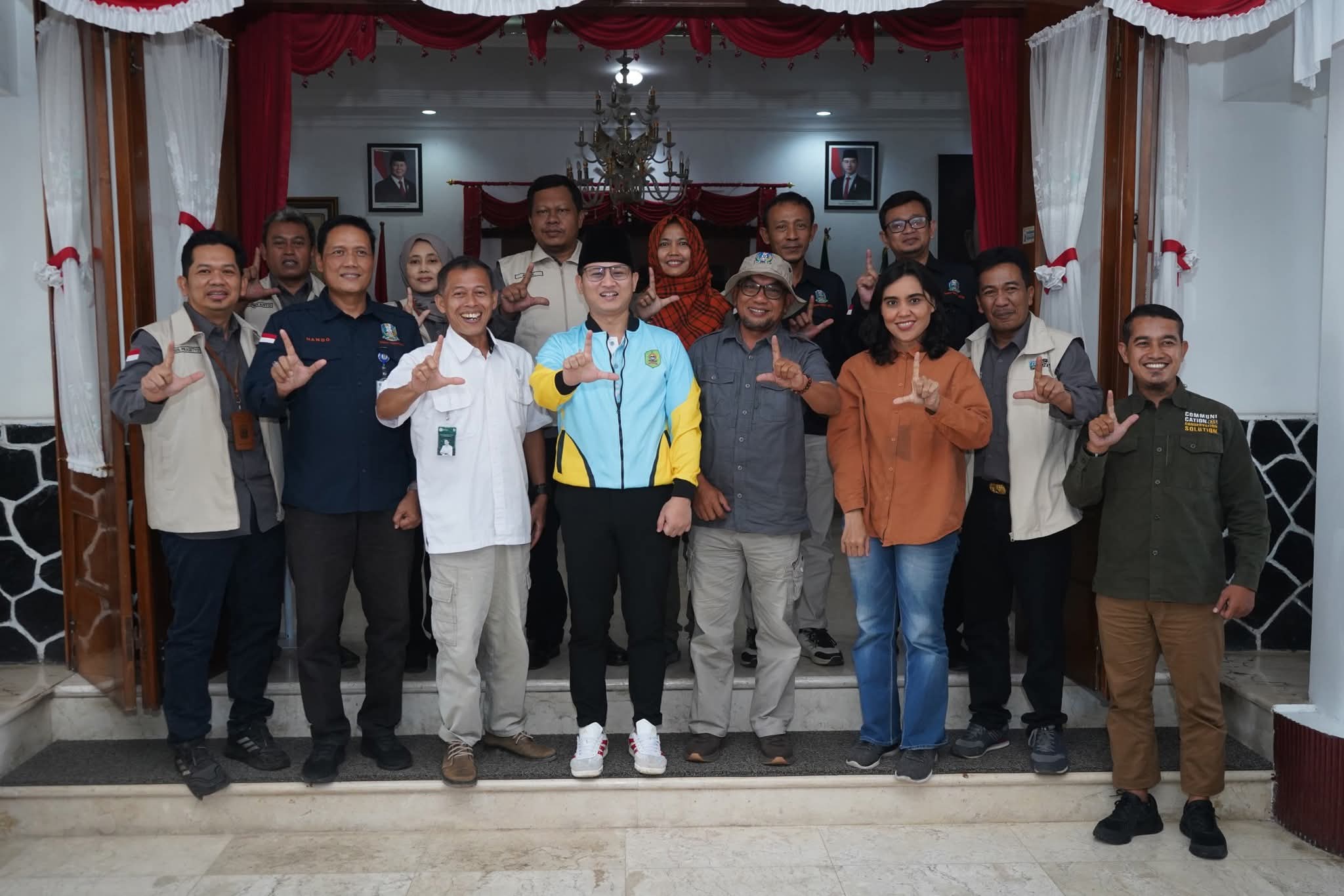 Tim Verivikator Lapang Lomba Wana Lestari di Pendopo Manggala Praja Nugraha, Bupati Trenggalek, Mochamad Nur Arifin menyampaikan banyak terinspirasi dari upaya yang dilakukan oleh Ari dalam menjaga kelestarian lingkungan