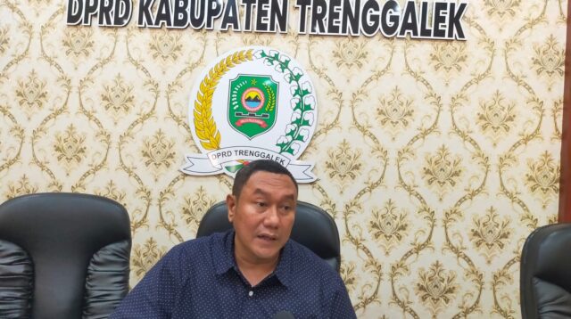 Ketua Komisi II DPRD Trenggalek, Mugianto, meminta Pemerintah Kabupaten Trenggalek tunda dulu rencana pembebasan proyek pembangunan JLS