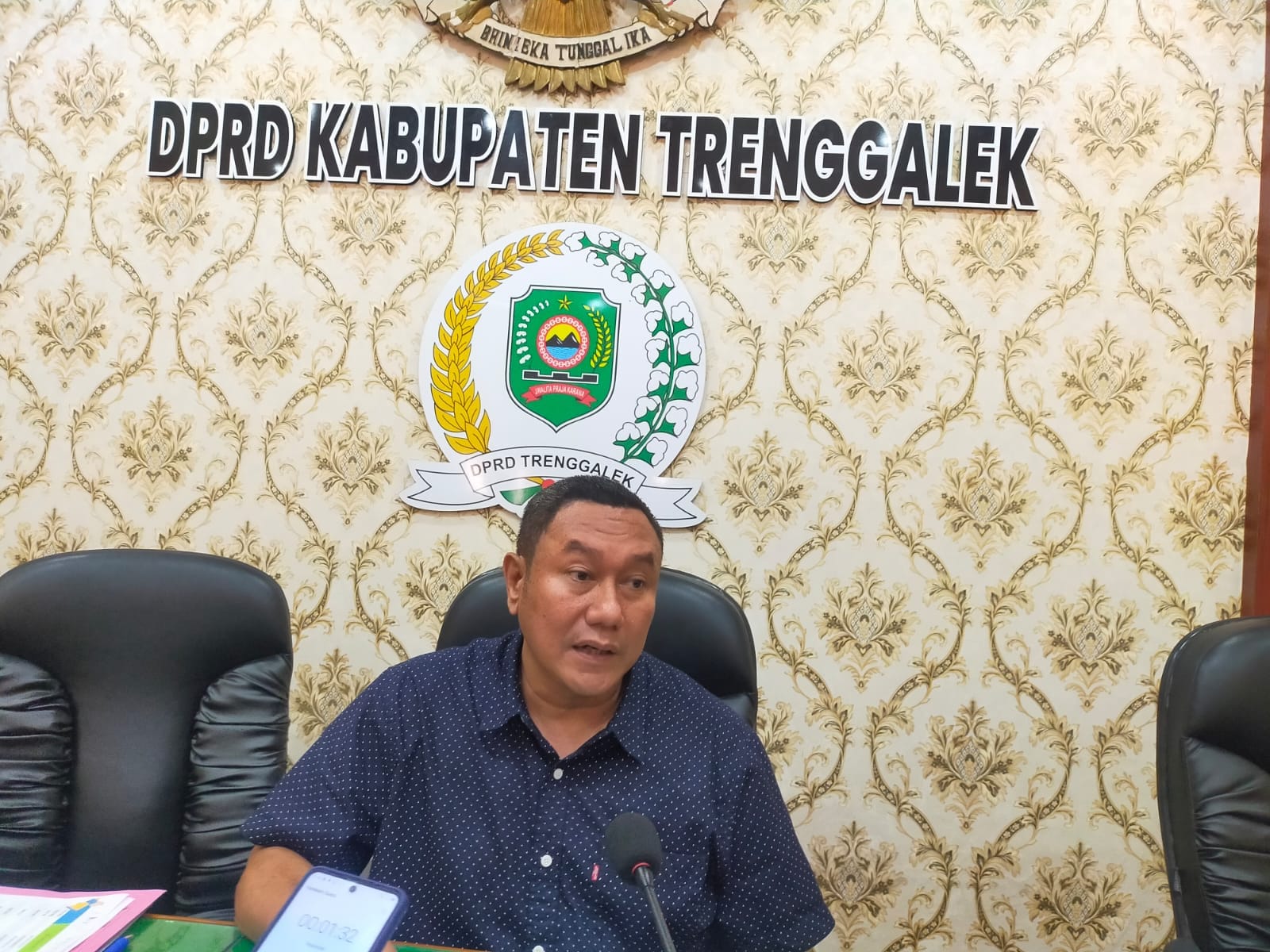 Ketua Komisi II DPRD Trenggalek, Mugianto, meminta Pemerintah Kabupaten Trenggalek tunda dulu rencana pembebasan proyek pembangunan JLS