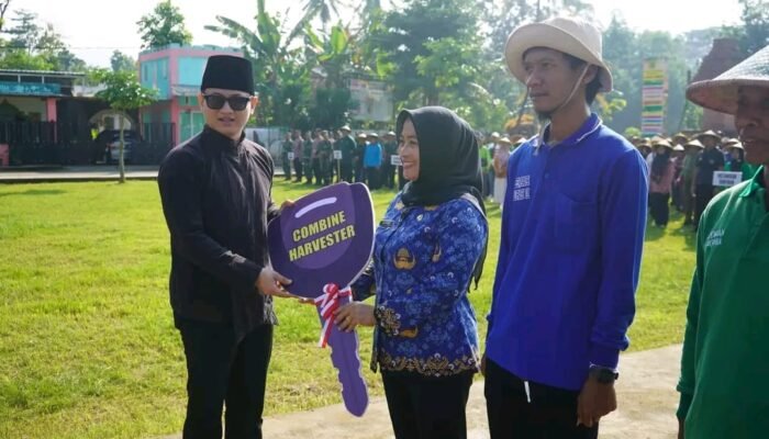 Peringati Hari Krida Pertanian ke-53, Mas Ipin Serahkan Alsintan dan Penghargaan Kepada Kelompok Tani Berprestasi