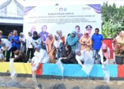Novita Hardini, SE., ME., anggota DPR RI dari Dapil VII Jatim mengajak Fatma Saifullah Yusuf tebar benih Ikan Nila di salah satu sungai di Kelurahan Surodakan