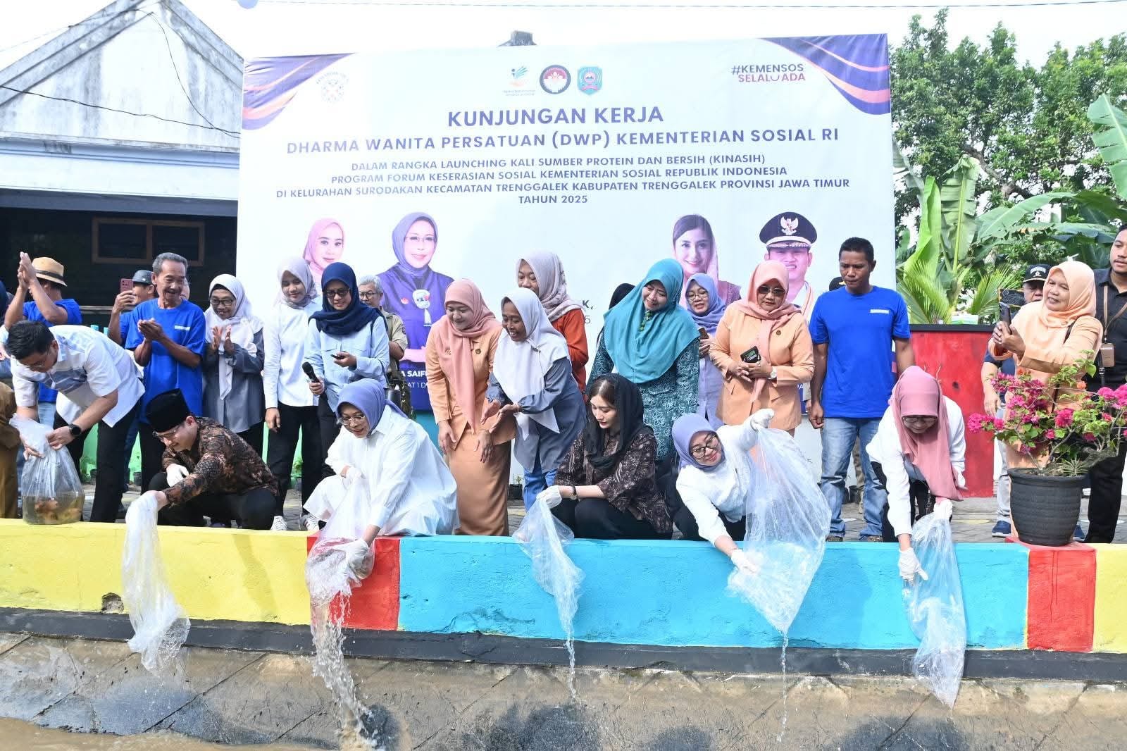 Novita Hardini, SE., ME., anggota DPR RI dari Dapil VII Jatim mengajak Fatma Saifullah Yusuf tebar benih Ikan Nila di salah satu sungai di Kelurahan Surodakan
