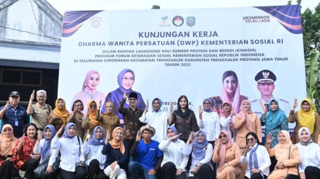 Bupati Trenggalek Mochamad Nur Arifin dan anggota Komisi VII DPR RI sekaligus Ketua TP PKK Trenggalek Novita Hardini, Fatma bersama jajaran Dharma Wanita Persatuan Kementerian Sosial