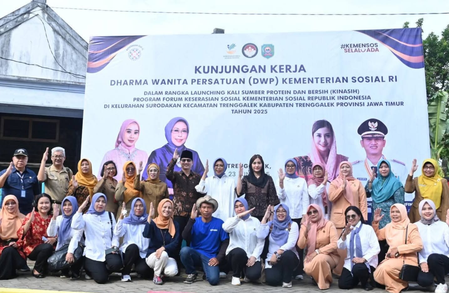 Bupati Trenggalek Mochamad Nur Arifin dan anggota Komisi VII DPR RI sekaligus Ketua TP PKK Trenggalek Novita Hardini, Fatma bersama jajaran Dharma Wanita Persatuan Kementerian Sosial