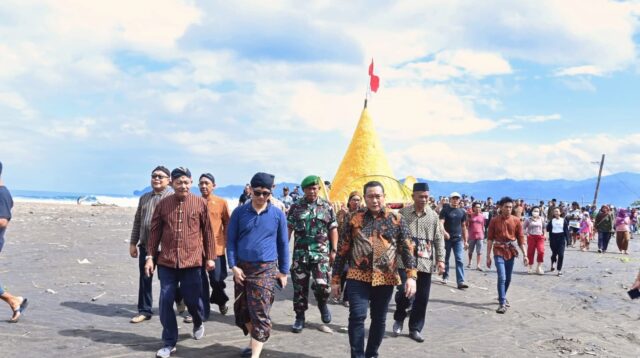 Upacara adat Labuh Laut Pantai Konang di Desa Nglebeng, Kecamatan Panggul