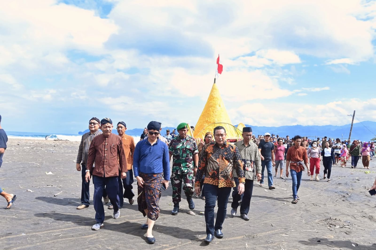Upacara adat Labuh Laut Pantai Konang di Desa Nglebeng, Kecamatan Panggul