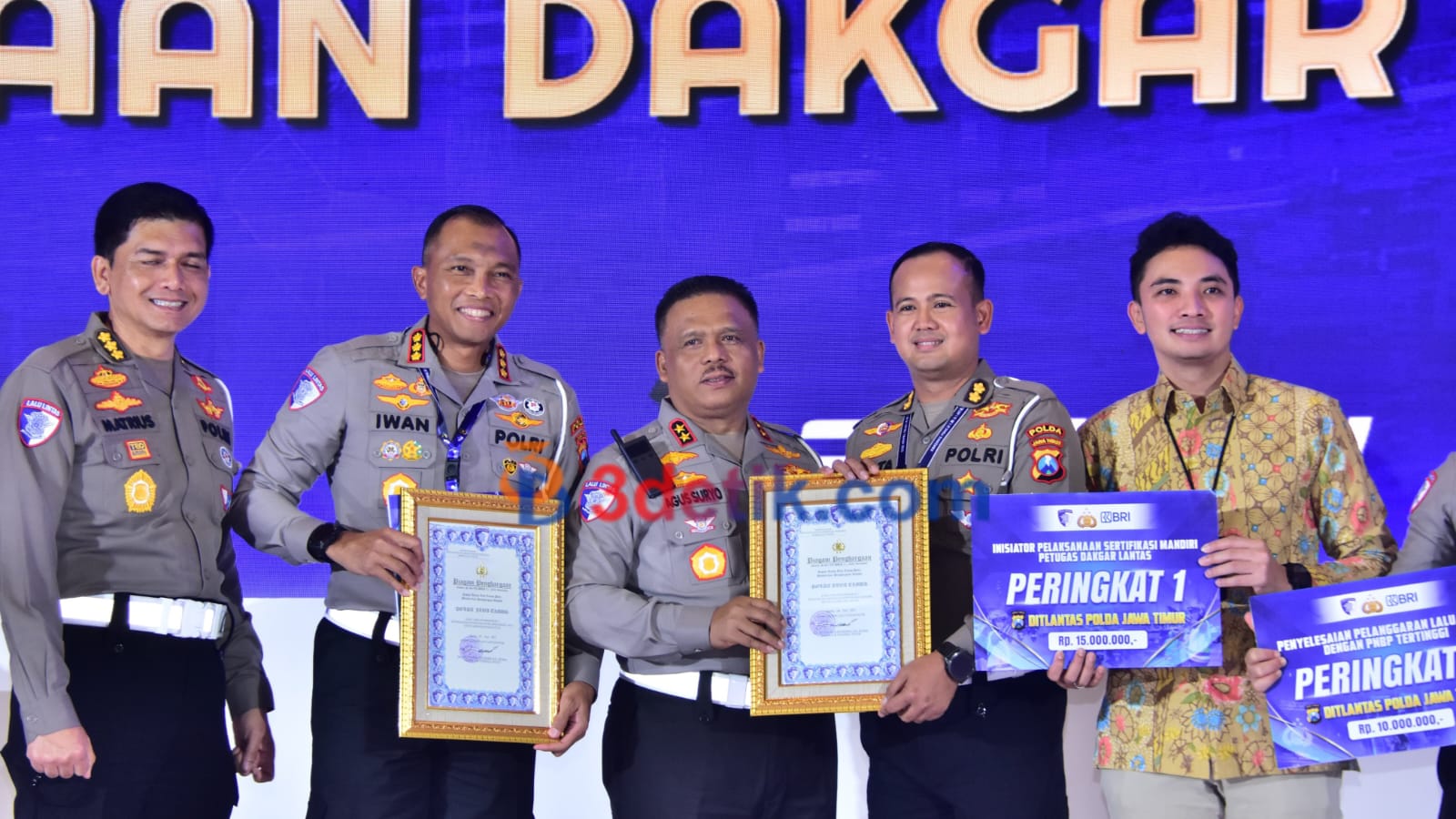 Subdit Gakkum Ditlantas Polda Jawa Timur meraih penghargaan dari Kakorlantas Polri. [3detik.com]