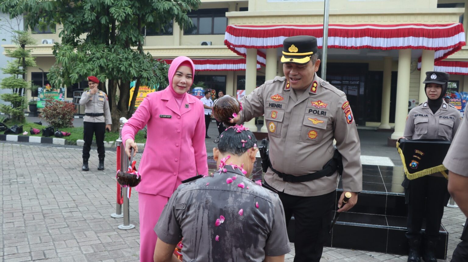 Tradisi siraman air bunga menjadi filosofi bahwa dengan pangkat baru, para anggota diharapkan membawa semangat baru