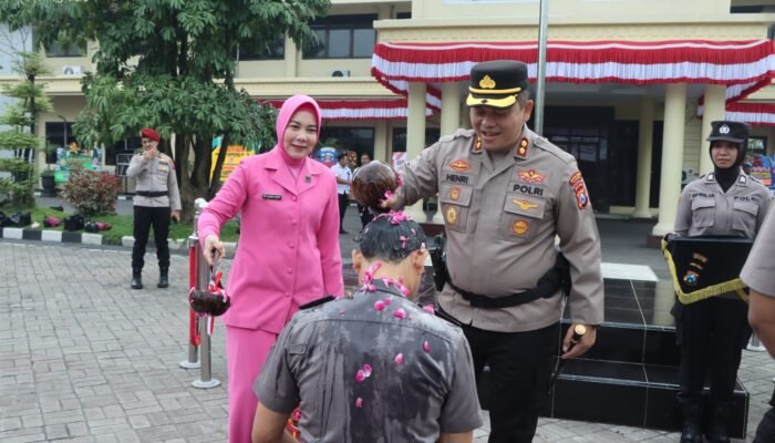 Siraman Air Bunga Warnai Kenaikan Pangkat 80 Personel Polres Nganjuk