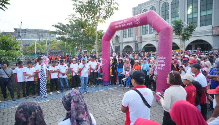 Ribuan Peserta Jalan Sehat Peringati Hari Harkopnas ke-78 di Trenggalek