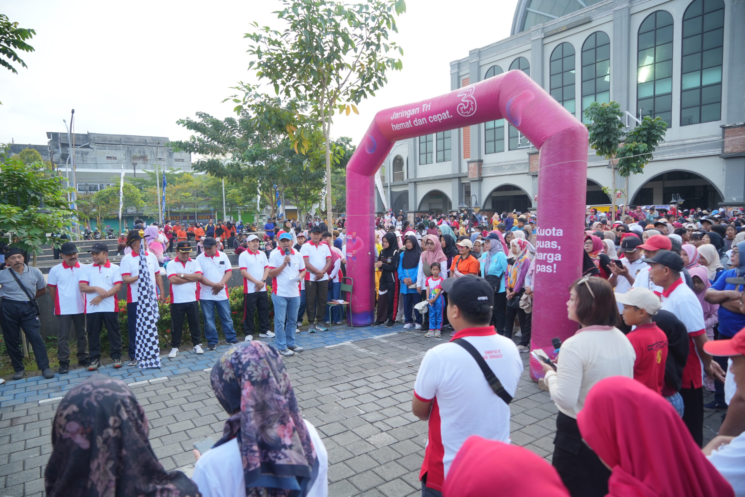 jalan sehat dalam rangka memperingati Hari Koperasi Nasional (Harkopnas) ke-78. Kegiatan ini diselenggarakan oleh Dinas Koperasi, Usaha Mikro dan Perdagangan (Komidag)