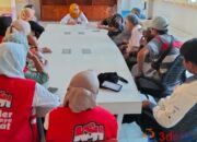 Warga yang tergabung dalam Kader Surabaya Hebat (KSH) dan perangkat Ketua RT pada RW 5, Kelurahan Simolawang, Kecamatan Simokerto, Kota Surabaya