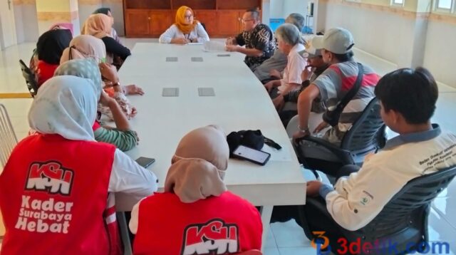 Warga yang tergabung dalam Kader Surabaya Hebat (KSH) dan perangkat Ketua RT pada RW 5, Kelurahan Simolawang, Kecamatan Simokerto, Kota Surabaya