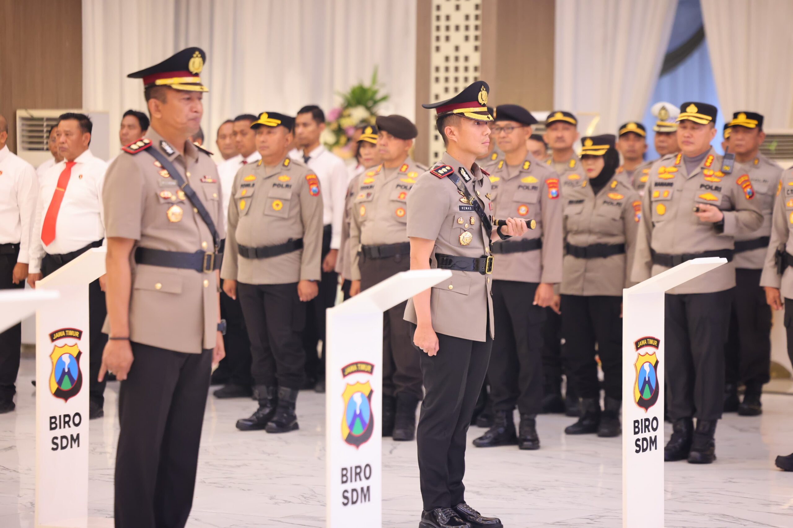 Serah terima jabatan (sertijab) yang berlangsung di Mapolda Jawa Timur, AKBP Kemas Indra Natanegara, S.H., S.I.K., M.Si. secara resmi menggantikan AKBP Mohammad Zainur Rofik, S.I.K. sebagai Kapolres Madiun