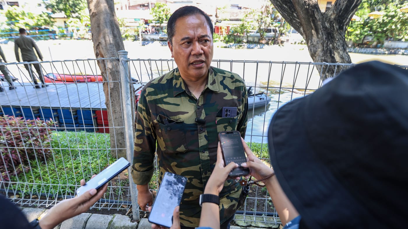 Kepala DLH Kota Surabaya, Dedik Irianto ,pembersihan sungai itu dilakukan secara rutin oleh satgas kebersihan DLH