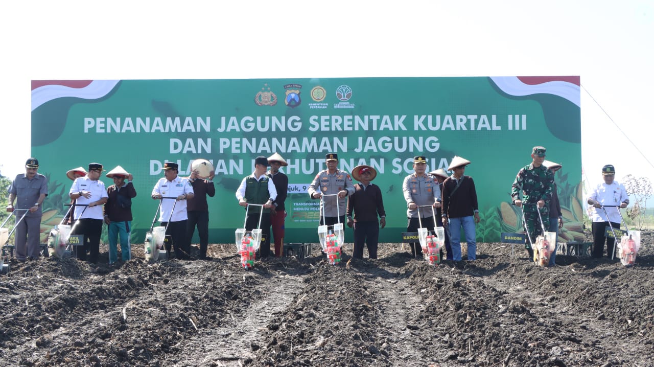 Kapolda Jawa Timur Irjen Pol. Drs. Nanang Avianto, M.Si. memimpin langsung kegiatan penanaman Jagung serentak Kuartal III Tahun 2025