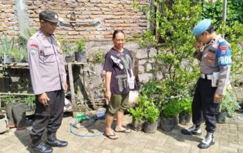 Bhabinkamtibmas Desa Duren pemantauan tanaman seledri yang di lahan pekarangan milik warga di Dusun Telik, Desa Duren, Kecamatan Sawahan, Kabupaten Nganjuk