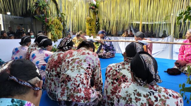 Prosesi jamasan tombak pusaka kanjeng Kyai Upas