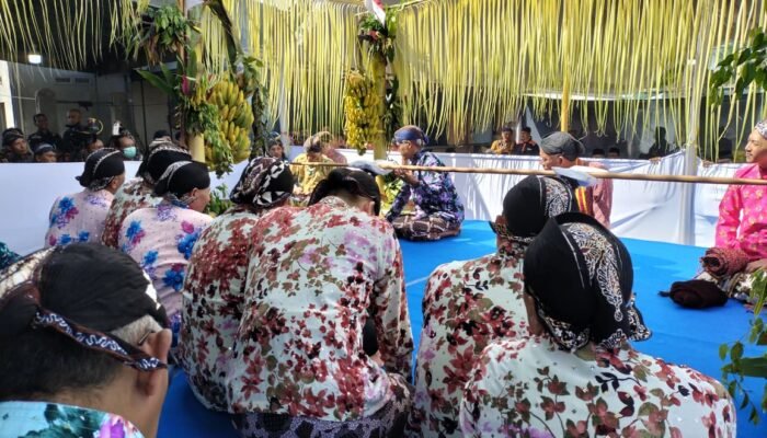 Prosesi Jamasan Tombak Pusaka Kanjeng Kyai Upas, Sudah Tradisi di Hari Jumat Bulan Suro