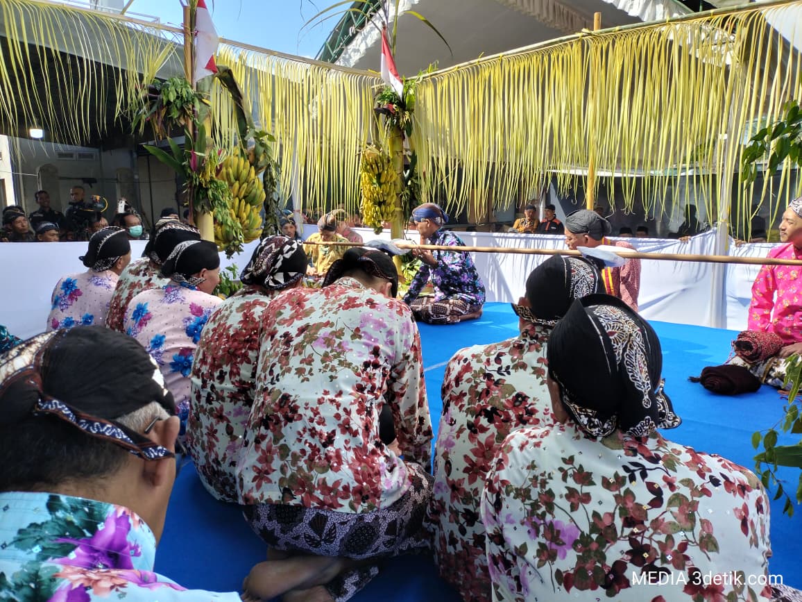 Prosesi jamasan tombak pusaka kanjeng Kyai Upas
