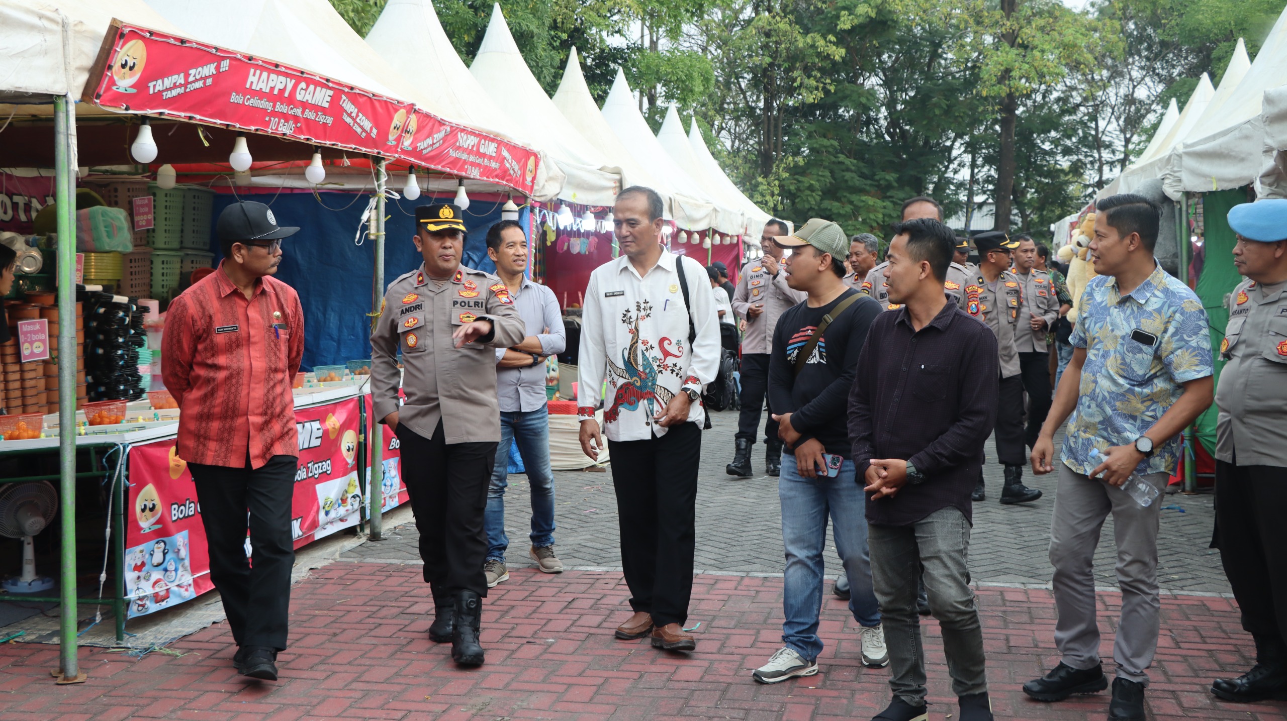 Hari Bhayangkara ke-79 Polres Nganjuk menyelenggarakan Bazar UMKM dan Festival Musik Pelajar di GOR Bung Karno
