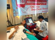GM Sahid Hotel Surabaya, Boedy Setiawanz saat mengikuti donor darah. [3detik.com]