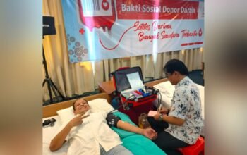 GM Sahid Hotel Surabaya, Boedy Setiawanz saat mengikuti donor darah. [3detik.com]