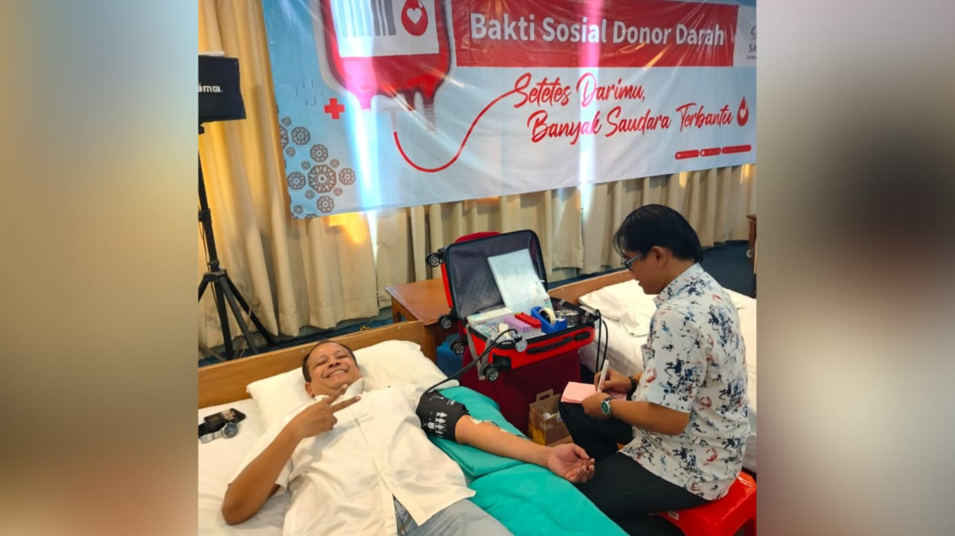 GM Sahid Hotel Surabaya, Boedy Setiawanz saat mengikuti donor darah. [3detik.com]