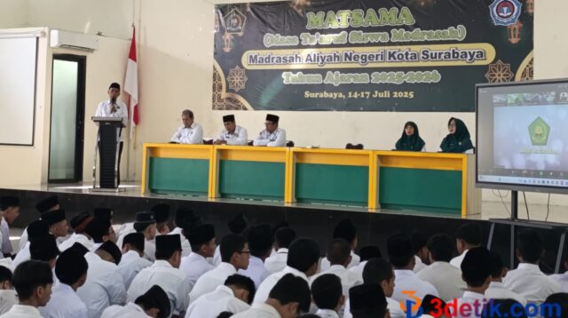 Peserta didik baru MAN Kota Surabaya mengikuti pelaksanaan MATSAMA dengan khidmat. [3detik.com]