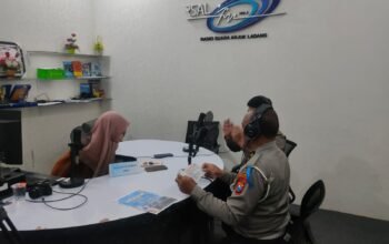 Satuan Lalu Lintas Polres Nganjuk menyosialisasikan Operasi Patuh Semeru 2025 melalui siaran langsung di Radio ERSAL FM