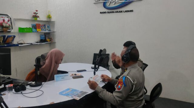 Satuan Lalu Lintas Polres Nganjuk menyosialisasikan Operasi Patuh Semeru 2025 melalui siaran langsung di Radio ERSAL FM