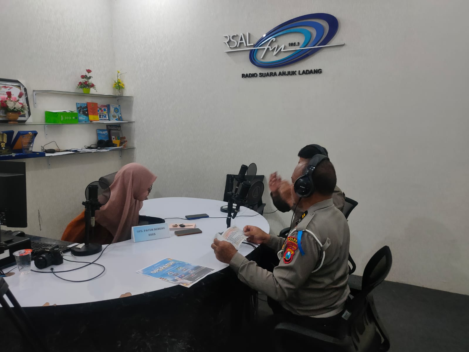 Satuan Lalu Lintas Polres Nganjuk menyosialisasikan Operasi Patuh Semeru 2025 melalui siaran langsung di Radio ERSAL FM