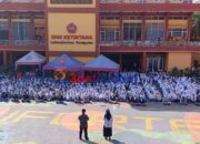 Guru BK SMK Ketintang Surabaya saat menyampaikan tata tertib sekolah kepada siswa baru pada MPLS. [3detik.com]
