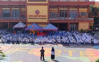 Guru BK SMK Ketintang Surabaya saat menyampaikan tata tertib sekolah kepada siswa baru pada MPLS. [3detik.com]