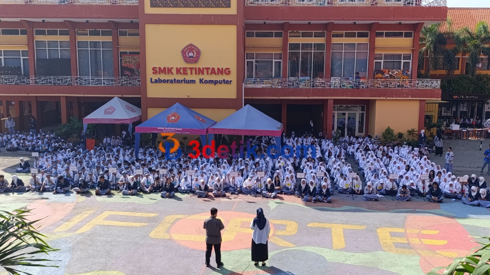 Guru BK SMK Ketintang Surabaya saat menyampaikan tata tertib sekolah kepada siswa baru pada MPLS. [3detik.com]