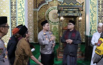 Kapolres Nganjuk AKBP Henri Noveri Santoso, S.H., S.I.K., M.M., memimpin kegiatan dialog subuh bersama warga di Masjid Agung Baitussalam Kabupaten Nganjuk