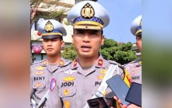 Kasat Lantas Polresta Sidoarjo, Kompol Jodi Indrawan memberikan keterangan pelaksanaan Operasi Patuh Semeru 2025. [3detik.com]