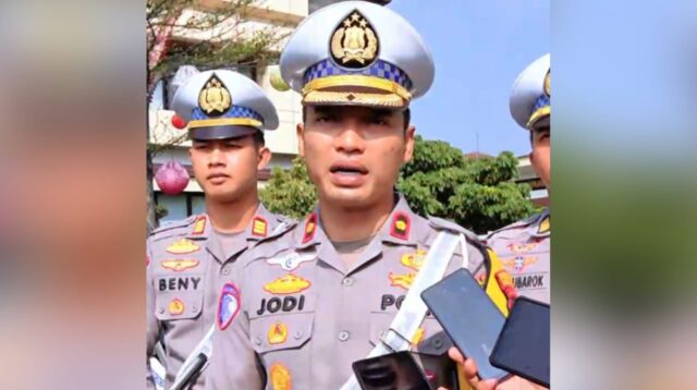 Kasat Lantas Polresta Sidoarjo, Kompol Jodi Indrawan memberikan keterangan pelaksanaan Operasi Patuh Semeru 2025. [3detik.com]