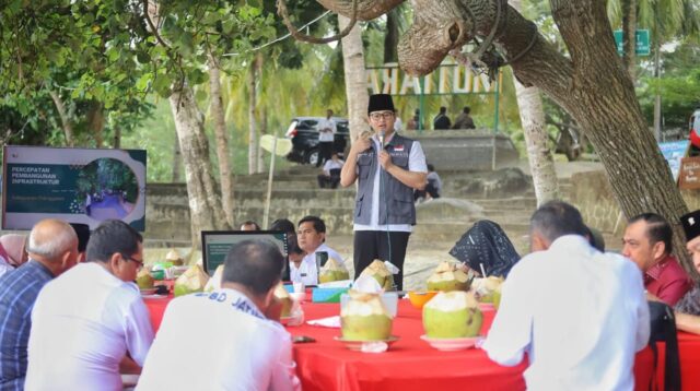 Bupati Trenggalek, Mochamad Nur Arifin menerima kunjungan kerja Komisi D, DPRD Provinsi Jatim, di Pantai Mutiara Desa Tasikmadu