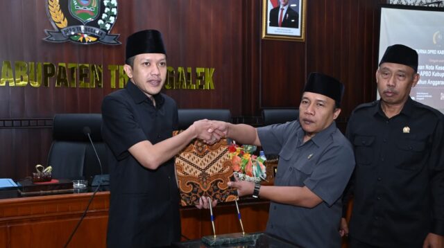 Kesepakatan bersama ditanda tangani oleh Wakil Bupati Trenggalek, Syah Mohamad Natanegara