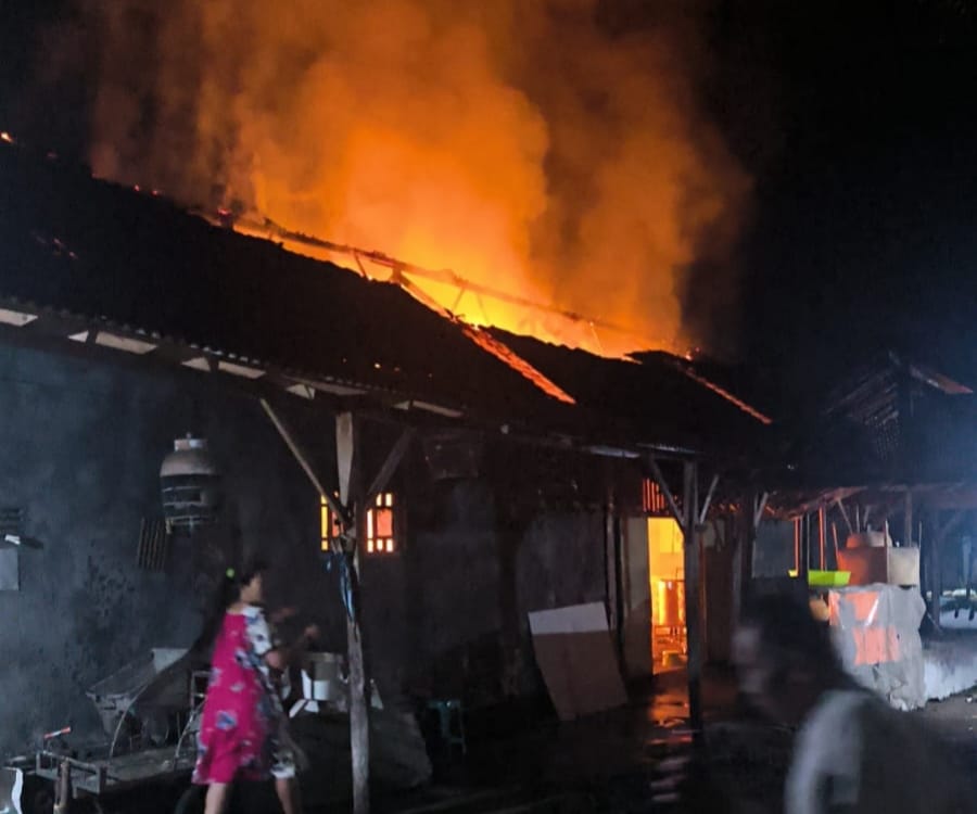 Pabrik pemroduksi tahu di Desa Nglongsor, Kecamatan Tugu, Kabupaten Trenggalek, ludes terbakar