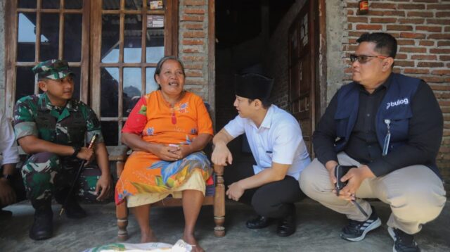 Bupati Trenggalek, Mochamad Nur Arifin bersama jajaran Forkopimda Kabupaten Trenggalek salurkan Bantuan Pangan Beras Bulan Juni dan Juli 2025