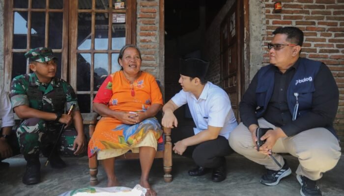 Bupati Trenggalek Bersama Jajaran Forkopimda Trenggalek Salurkan Bantuan Pangan Beras Juni-Juli 2025