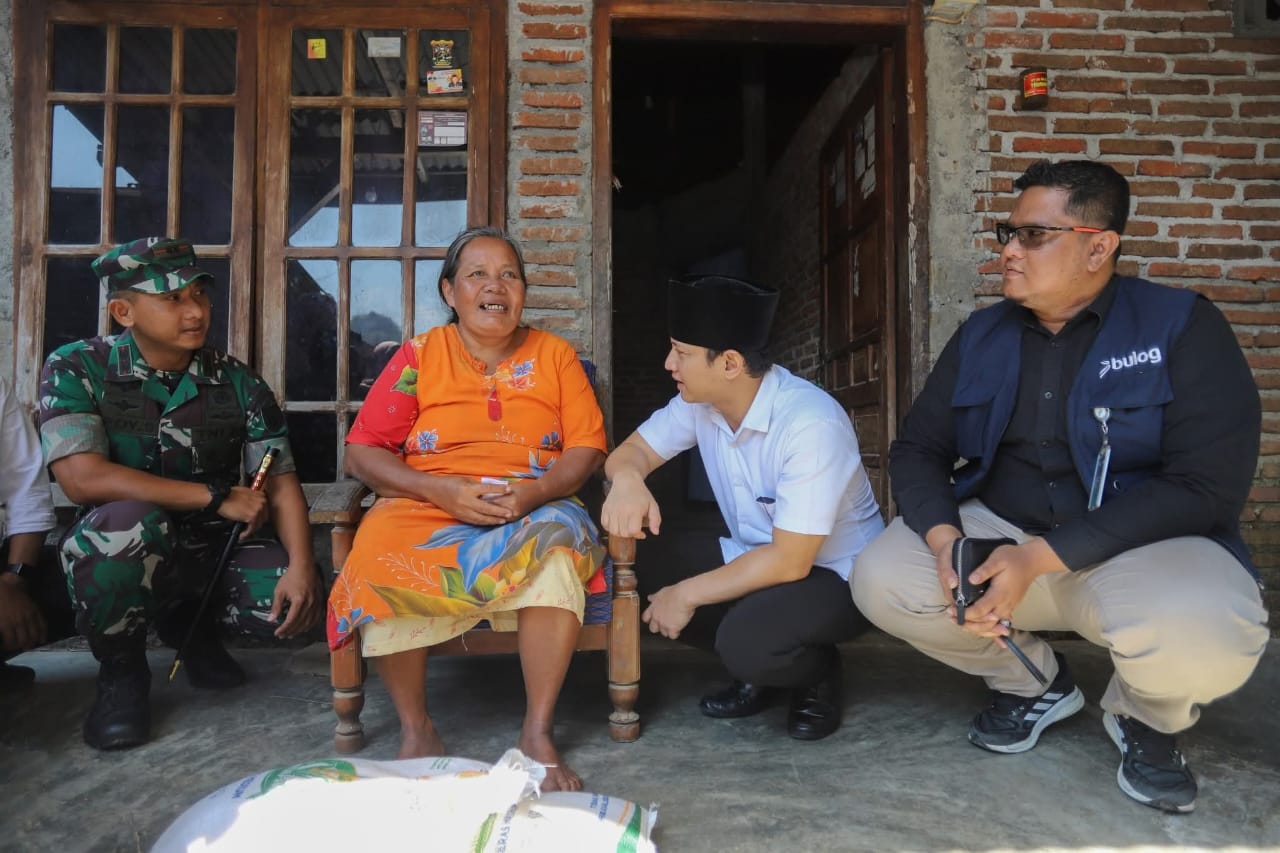 Bupati Trenggalek, Mochamad Nur Arifin bersama jajaran Forkopimda Kabupaten Trenggalek salurkan Bantuan Pangan Beras Bulan Juni dan Juli 2025